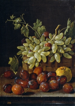 Bodegón con ciruelas cesta de uvas y manzana