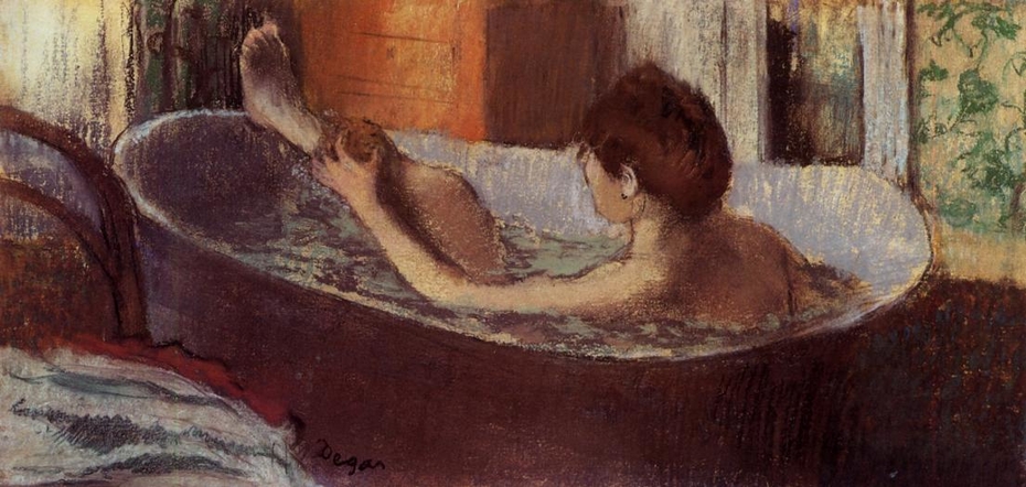 Femme dans son bain s'épongeant la jambe