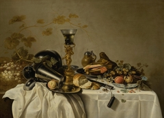 Still life with bekerschroef, pewter, ham, fruit in a Wanli bowl