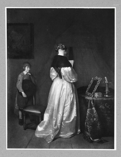 Standing lady reading a letter