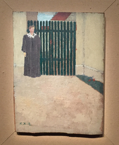 Femme devant un portail vert