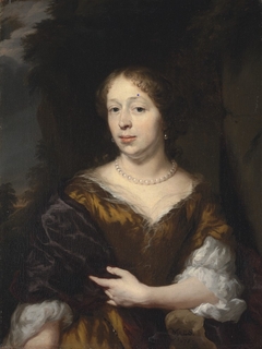 Portrait of a lady in a golden dress with a blue mantle
