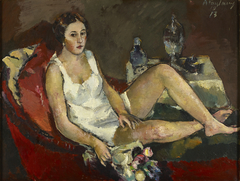 Junge Frau auf rotem Sofa