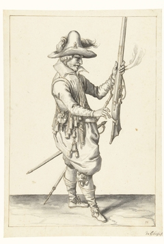 Soldaat die zijn musket met zijn linkerhand rechtop vasthoudt by Jacob de Gheyn II