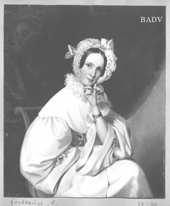 Damenporträt mit weißem Mantel und Haube mit rosa Schleifen