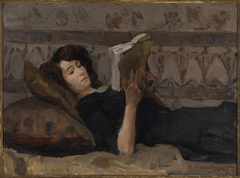 Meisje, lezend op een divan. by Isaac Israels