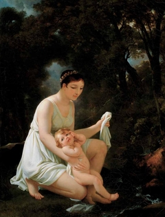 Jeune mère baignant son enfant